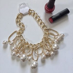 NWT CHUNKY FAUX PEARL & GOLD TONE NECKLACE